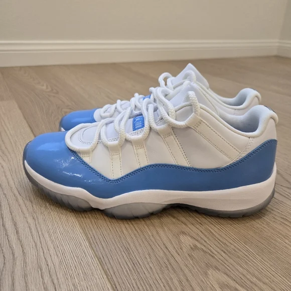 Jordan 11 Low - UNC - Picture 2 of 9